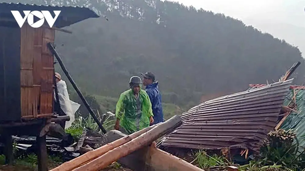 Gió lớn khiến nhà của một số hộ dân bị tốc mái hư hỏng