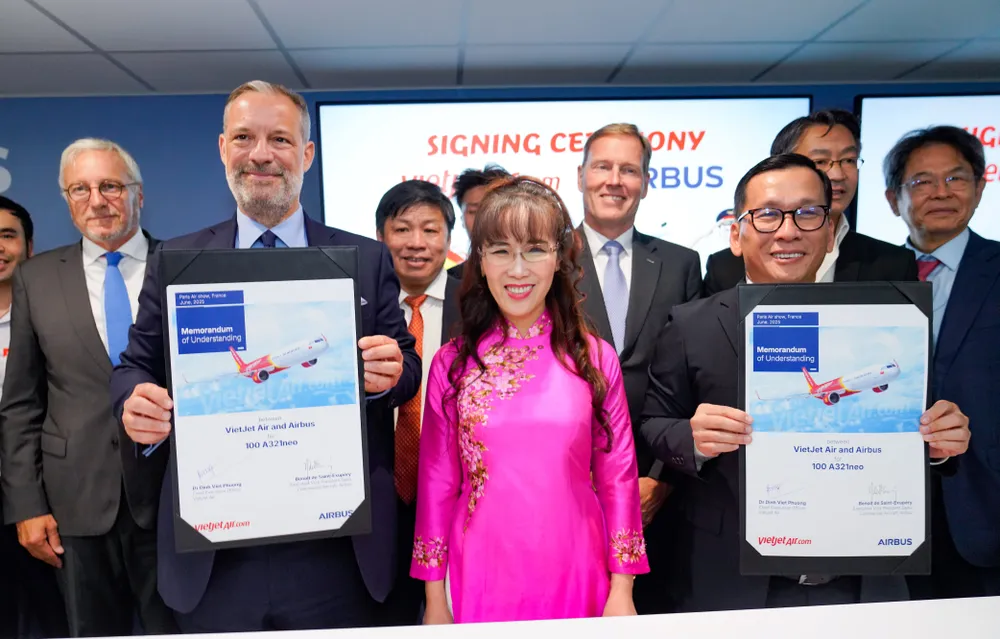 Ông Đinh Việt Phương, Tổng Giám đốc Vietjet (phải) và ông Benoît de Saint-Exupéry (trái) trao thỏa thuận đặt hàng 100 máy bay A321neo mới.