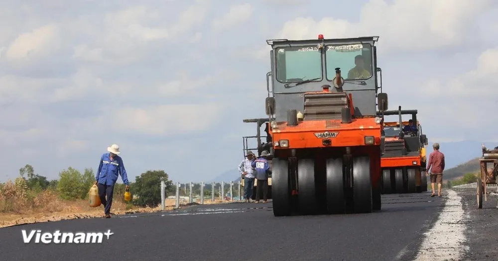 Nhà thầu thi công thảm nhựa nền đường tại một dự án thành phần cao tốc. (Ảnh: Việt Hùng/Vietnam+) 