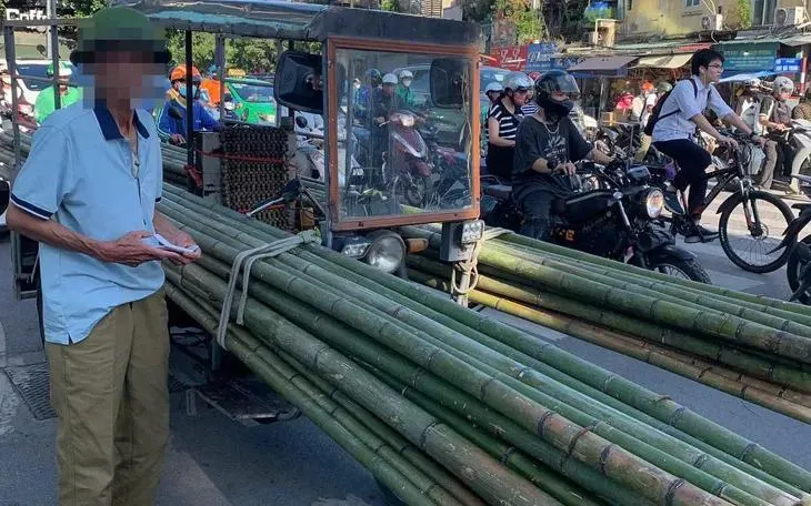 Xe tự chế 'cõng' hàng dài giữa phố, CSGT Hà Nội vào cuộc quyết liệt