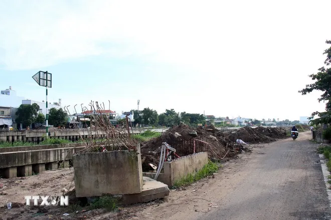 Việc thi công chậm cũng ảnh hưởng đến sinh hoạt của người dân xung quanh. (Ảnh: Tiến Lực/TTXVN)