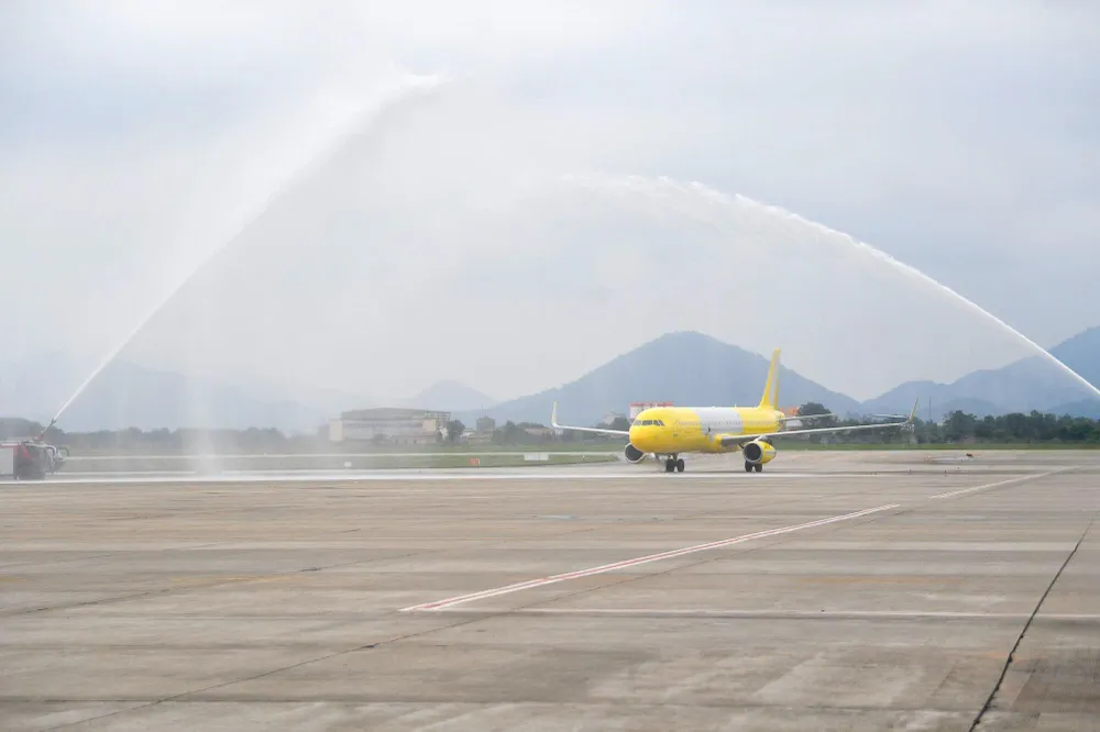 Nghi thức phun vòi rồng (Water salute) chào đón chiếc máy bay đầu tiên do Vietravel Airlines sở hữu