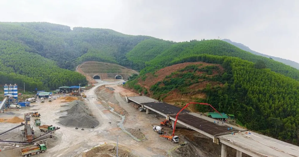 Nỗ lực ngày đêm hoàn thành hàng loạt dự án cao tốc