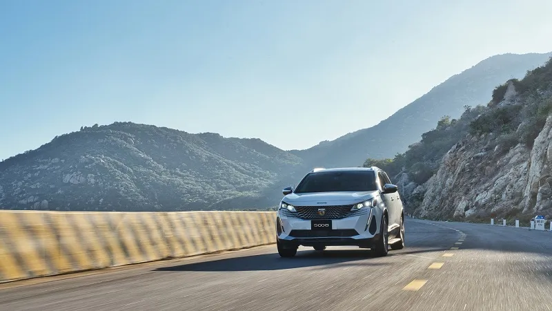 3. Peugeot 5008 vận hành mạnh mẽ trên nhiều loại địa hình khác nhau, bao gồm cả những cung đường đèo dốc.jpeg