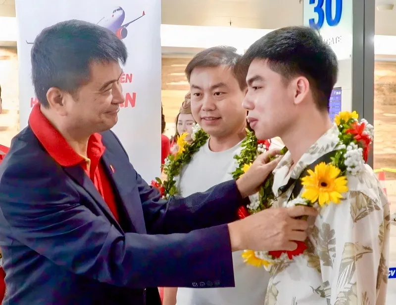 Lãnh đạo Vietjet chào mừng hành khách trên đường bay mới Hà Nội - Tây An