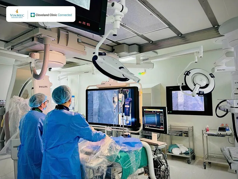 Ekip bác sĩ can thiệp tim mạch tại Vinmec Central Park đang thực hiện đặt stent tái thông mạch vành cho bệnh nhân H.V.C bị nhồi máu cơ tim cấp