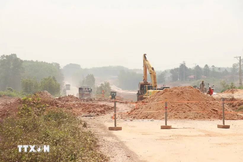 Các phương tiện thi công cao tốc Vạn Ninh-Cam Lộ qua huyện Vĩnh Linh (Quảng Trị). (Ảnh: Nguyên Lý/TTXVN)