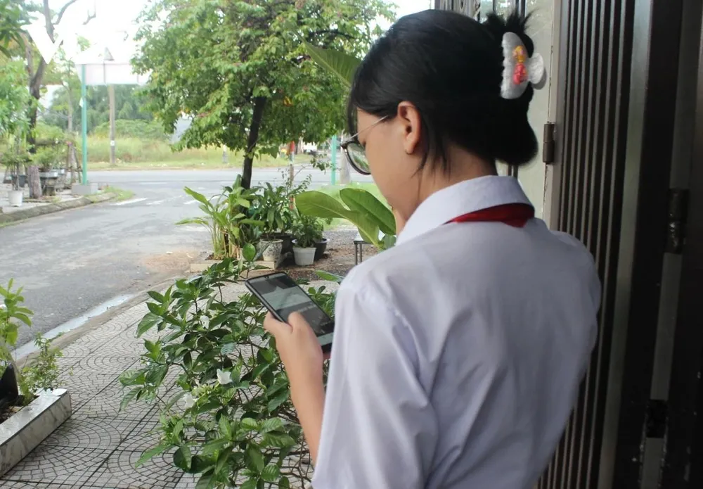 TPHCM cấm học sinh dùng điện thoại cả trong giờ ra chơi