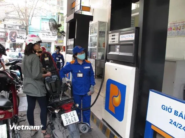 Giá xăng RON95-III tăng mạnh lên ngưỡng 20.100 đồng mỗi lít