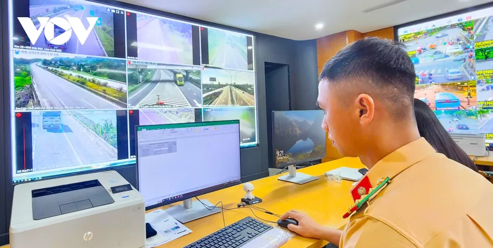 Lực lượng chức năng giám sát giao thông trên cao tốc