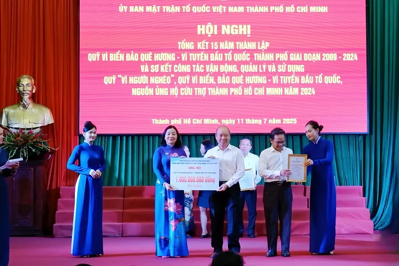 Ông Trần Phước Sang, Phó Trưởng VPĐD Agribank Khu vực miền Nam trao bảng tượng trưng kinh phí 1 tỷ đồng ủng hộ Quỹ Vì người nghèo TPHCM năm 2025