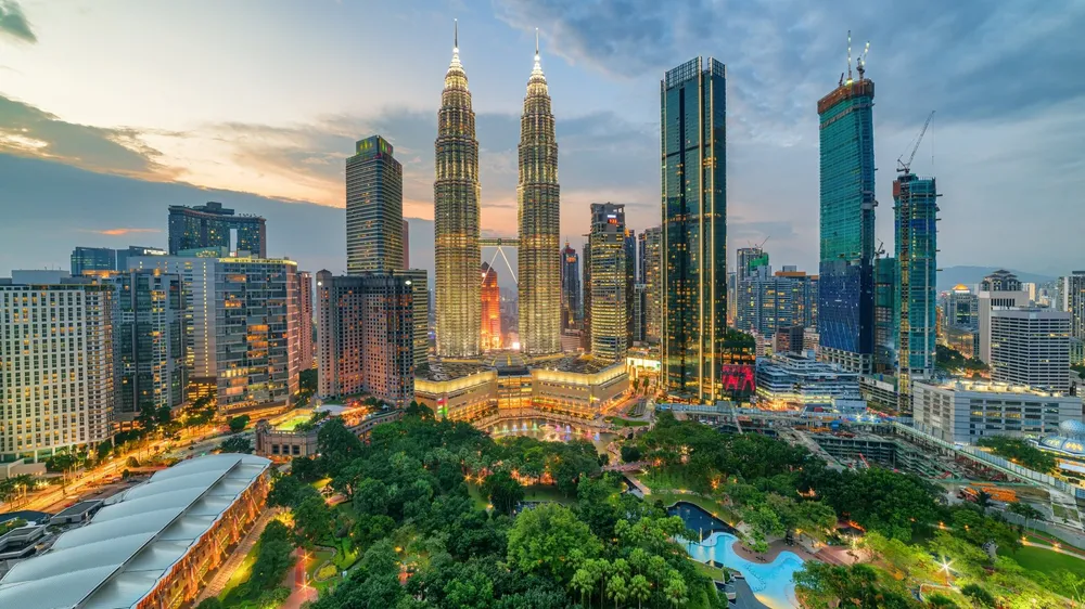 Petronas Twin Towers, tòa tháp đôi 88 tầng nổi tiếng ở Kuala Lumpur, Malaysia.