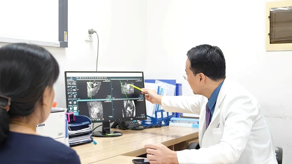 BSCKII Nguyễn Chí Quang giải thích chi tiết về hình ảnh khối u và quá trình điều trị cho bệnh nhân