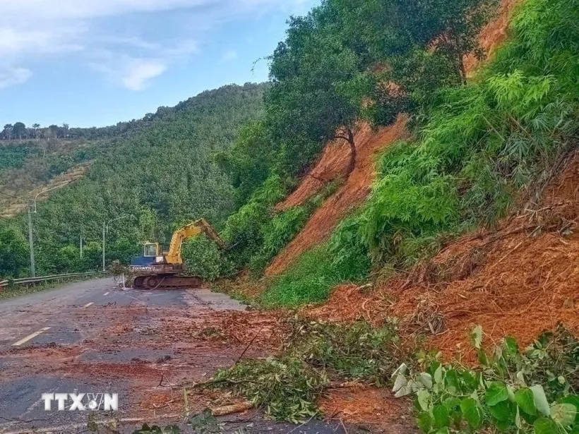 Khắc phục sạt lở tại vị trí Dốc 5 cây (Km19+500). (Ảnh: TTXVN phát)