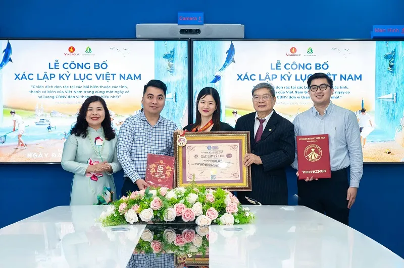 Đại diện Tổ chức Kỷ lục Việt Nam trao xác nhận kỷ lục từ chiến dịch “Cùng hành động vì biển xanh” cho đại diện Quỹ Vì tương lai xanh.