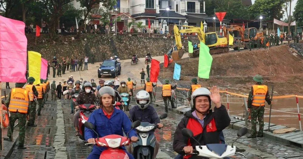 Cầu phao Phong Châu hoạt động trở lại từ ngày 19-7