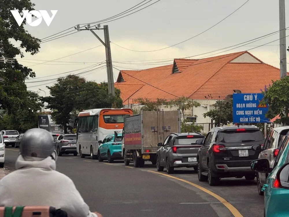 Đường Trần Phú dẫn vào bến phà Vũng Tàu - Cần Giờ tắc nghiêm trọng