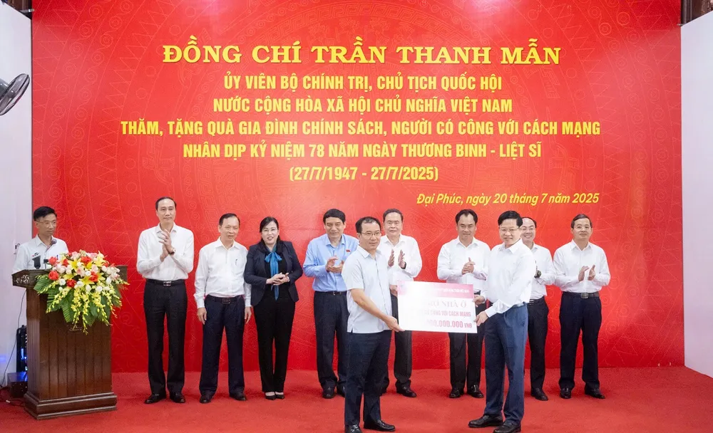 Phó Tổng Giám đốc Đoàn Ngọc Lưu, đại diện Agribank trao biểu trưng 3 tỷ đồng hỗ trợ xây dựng nhà ở cho người có công với cách mạng
