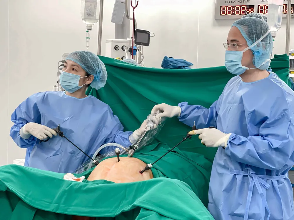 Ca mổ nội soi do ekip Vinmec Cần Thơ và chuyên gia từ TPHCM phối hợp thực hiện, bóc tách khối u lớn an toàn, ít xâm lấn.