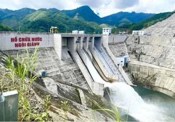 Hồ Ngòi Giành dự kiến xả lũ từ 14 giờ ngày 25-7. Ảnh: Trường Quân.