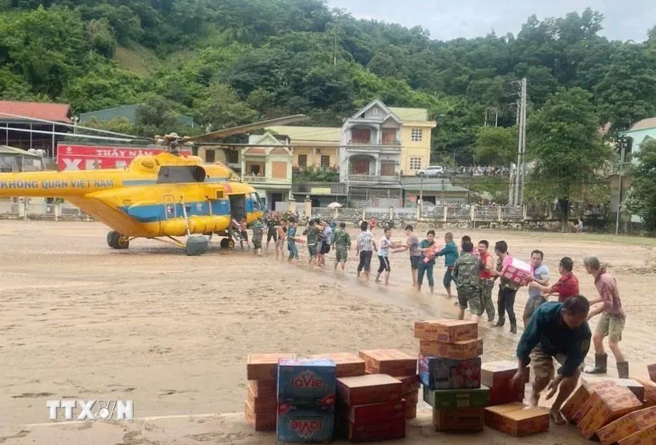 Quân đội tổ chức 4 chuyến bay chuyển hàng cứu trợ đến vùng lũ Nghệ An