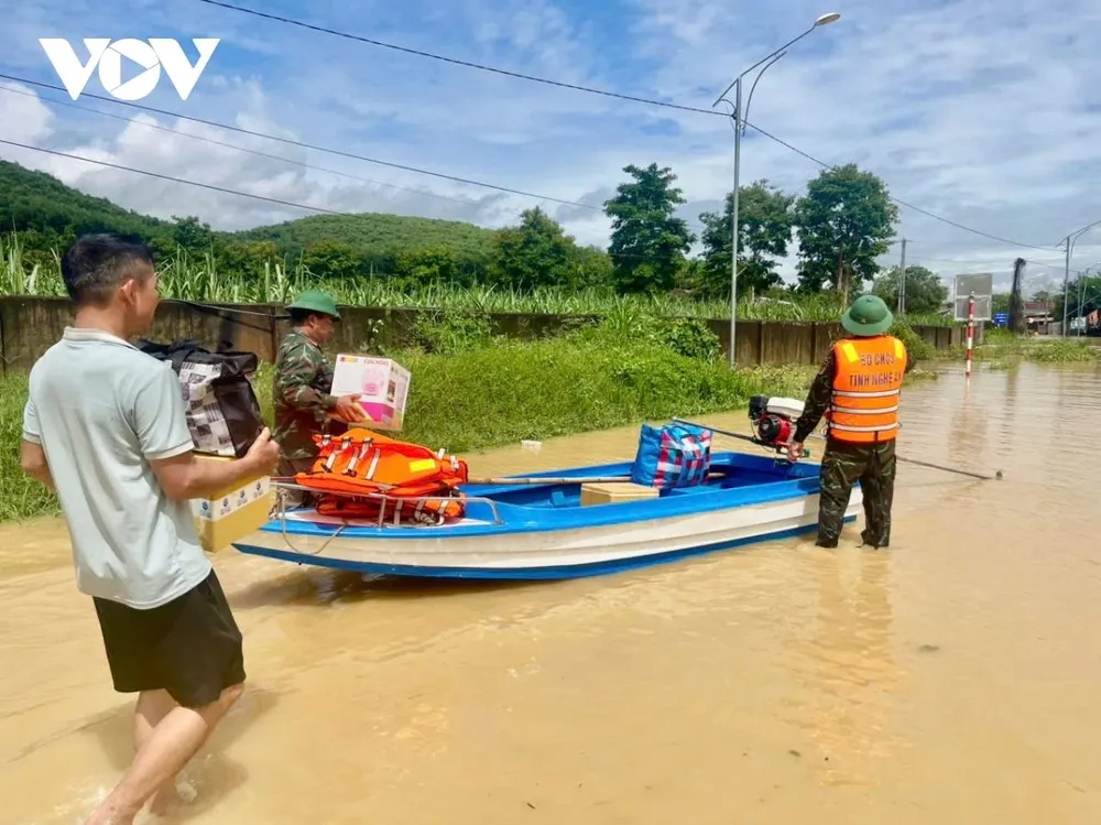 Các lực lượng khẩn trương vận chuyển hàng cứu trợ đến người dân vùng lũ