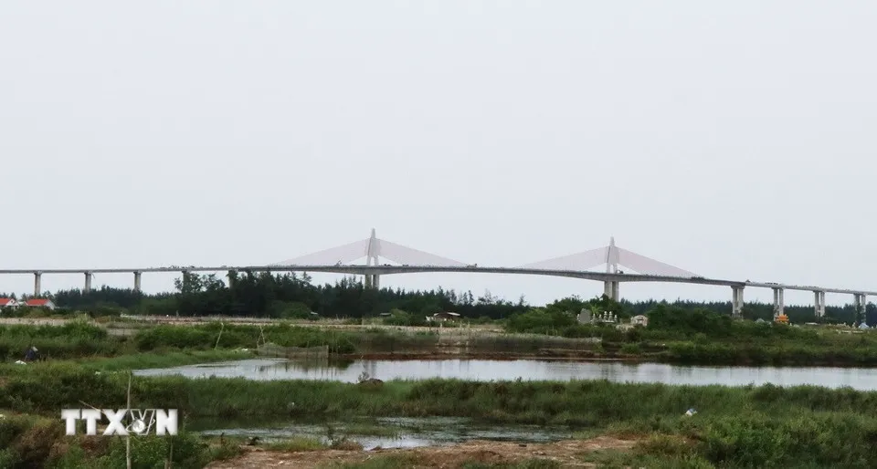Cầu vượt cửa biển Thuận An, thành phố Huế, nhìn từ phía đất liền hướng ra biển. (Ảnh: Nguyên Lý/TTXVN)