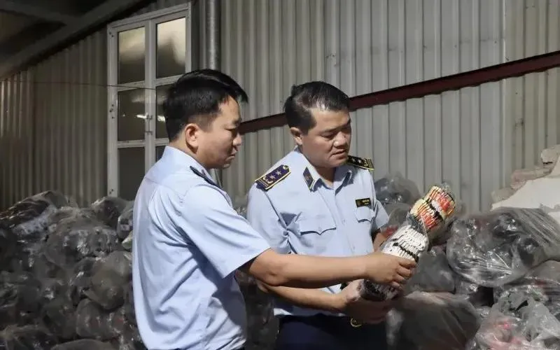 Lực lượng chức năng tiến hành kiểm tra và phát hiện lượng lớn tất giả của một số nhãn hiệu nổi tiếng tại xã La Phù, huyện Hoài Đức. 