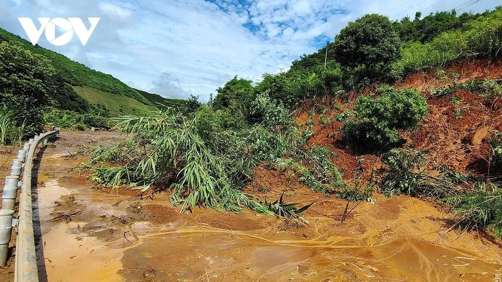 Với 80 vị trí sạt lở lớn nhỏ, bùn đất nhão, cây cối đổ ngổn ngang việc khắc phục sụt sạt gặp nhiều khó khăn