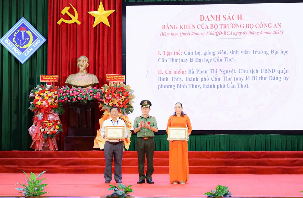 Thiếu tướng Trần Văn Dương, Cục trưởng Cục Xây dựng phong trào bảo vệ ANTQ trao bằng khen của Bộ trưởng Bộ Công an cho các tổ chức, cá nhân có nhiều thành tích.