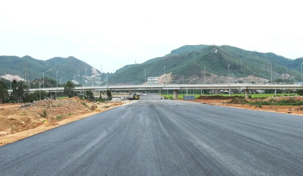 Cao tốc Bắc - Nam, khu vực tiếp giáp đoạn Hoài Nhơn - Quy Nhơn và Quy Nhơn - Chí Thạnh, phường An Nhơn Nam, tỉnh Gia Lai đang hoàn thành thi cong phần nền đường.