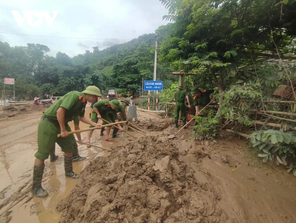 Lực lượng Công an hỗ trợ người dân nạo vét bùn đất, khơi thông dòng chảy tại xã Hữu Kiệm (huyện Kỳ Sơn cũ)