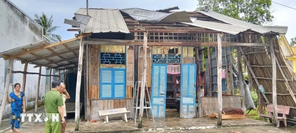 Dông lốc tại Cà Mau gây hư hại 15 căn nhà