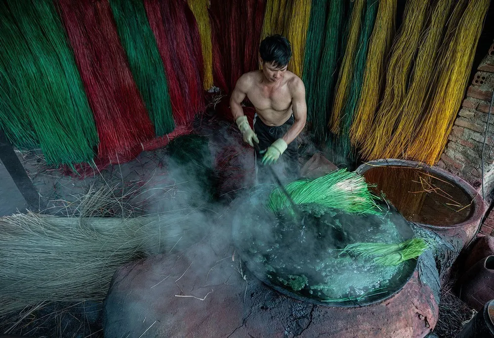 Sử dụng bột màu để nhuộm, sợi cói được nhúng đều vào nước nhuộm đang đun sôi để giữ được màu tươi lâu hơn. Ảnh: Khánh Hoà – TTXVN