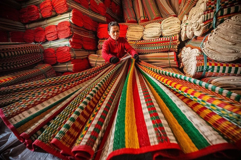 Kiểm tra chiếu thành phẩm. Ảnh: Khánh Hoà – TTXVN