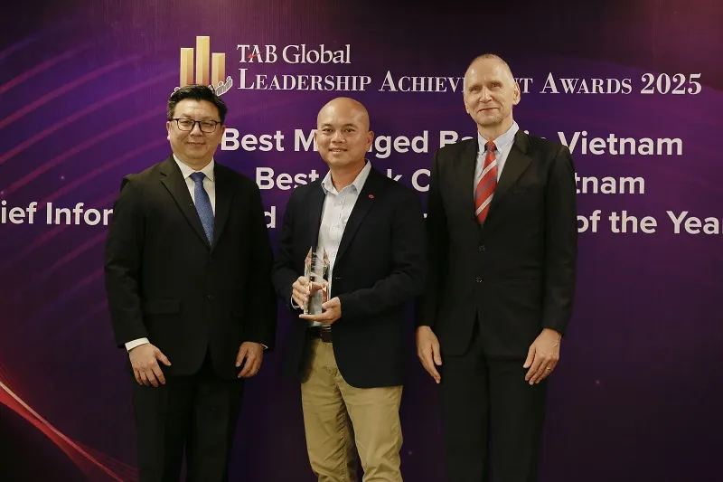 Đại diện Khối IT nhận giải thưởng từ TAB.jpg