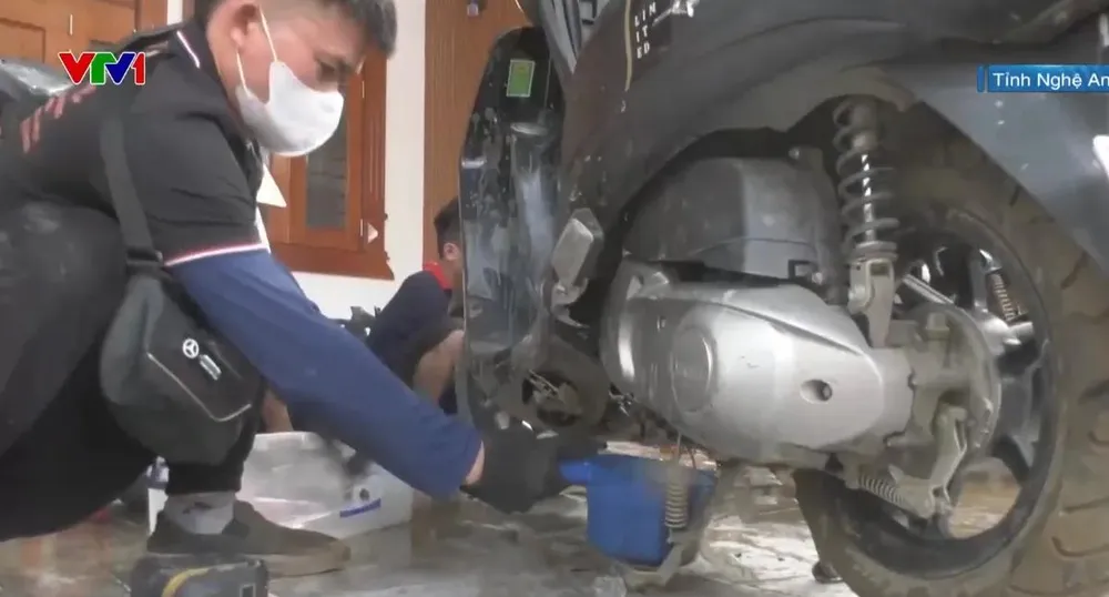 Dưới cái nắng oi ả sau lũ, các anh em thợ vẫn kiên trì với công việc làm sạch từng chiếc xe, thay thế phụ tùng hư hỏng do bị ngâm nước nhiều ngày.
