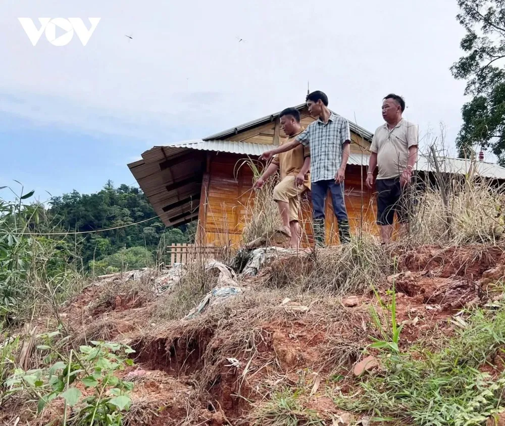 Vết nứt tại bản Co Dâu kéo dài khoảng 50 mét