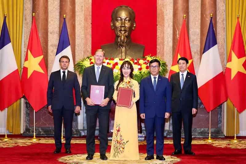 Vietjet đặt hàng thêm 20 tàu bay thân rộng A330neo của Airbus trước sự chứng kiến của Tổng thống Pháp Macron và Chủ tịch nước Lương Cường.