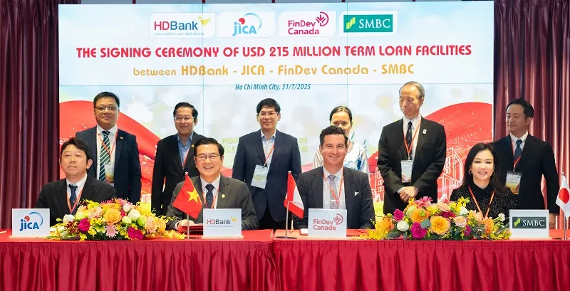 Ông Trần Hoài Nam, Phó Tổng Giám đốc HDBank, đại diện HDBank thực hiện ký kết khoản vay hợp vốn trị giá 215 triệu USD với JICA, FinDev Canada và SMBC.