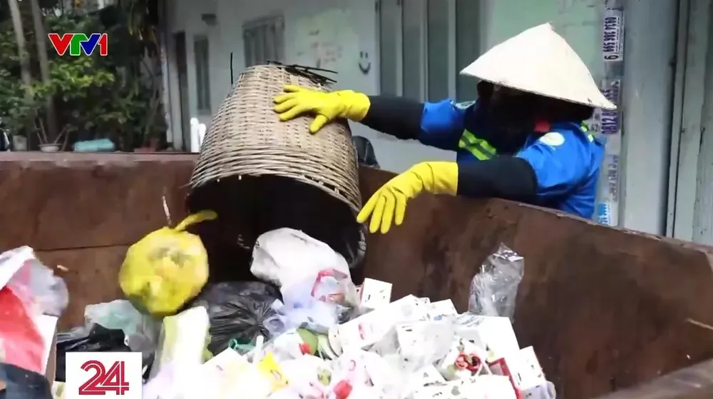 Không chỉ người dân chưa quen với việc phân loại rác tại nguồn, mà hệ thống hạ tầng và phương tiện thu gom cũng chưa được đầu tư đồng bộ.