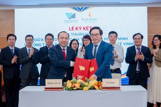 GS.TS.BS Trần Trung Dũng - Tổng giám đốc Hệ thống Y tế Vinmec và PGS.TS Vũ Hải Quân – Giám đốc ĐHQG-HCM đại diện 2 bên ký kết hợp tác