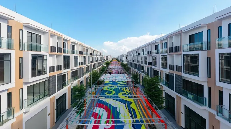 Tuyến phố đi bộ Millennia Journey – Hành trình thiên niên kỷ xác lập kỷ lục là Tuyến phố đi bộ trong khuôn viên Khu đô thị có các trạm dừng trải nghiệm đa dạng chủ đề nhất, lấy cảm hứng từ hải trình khám phá phương Đông của Marco Polo.