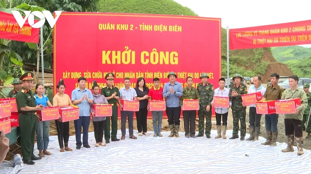 Nhân dịp này, Quân khu 2, tỉnh Điện Biên và Bộ CHQS tỉnh đã trao 30 suất quà cho 30 hộ dân bị ảnh hưởng mưa lũ