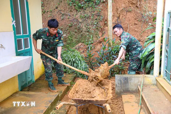 Lực lượng quân đội giúp đỡ khắc phục hậu quả mưa lũ tại điểm trường Mầm non Phì Nhừ A, xã Xa Dung (tỉnh Điện Biên). (Ảnh: Phan Quân/TTXVN)