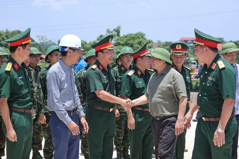 Thủ tướng Phạm Minh Chính kiểm tra tiến độ dự án cầu Phong Châu - Ảnh: VGP/Nhật Bắc