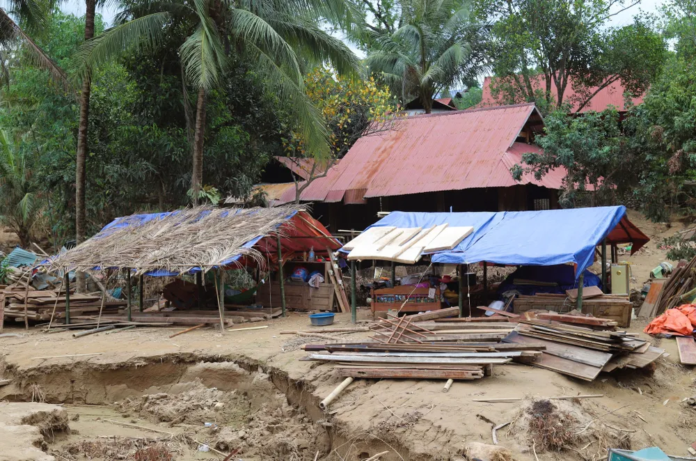 Nhiều lều lán được người dân dựng lên trong bản để sinh hoạt tạm sau khi lũ dữ đi qua.