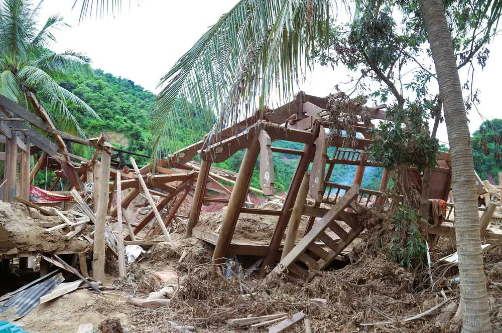 Nhiều ngôi nhà sàn cổ tại bản Yên Hòa (xã Mỹ Lý, tỉnh Nghệ An) đã bị lũ quét tàn phá gây thiệt hại nghiêm trọng khi rơi vào hiện trạng nghiêng đổ, trơ khung gỗ.