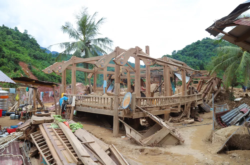 Nhiều căn nhà sàn cổ có độ tuổi gần 100 năm ở bản Yên Hòa (xã Mỹ Lý, tỉnh Nghệ An) bị lũ dữ tàn phá gây hư hỏng nghiêm trọng.
