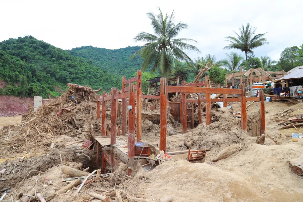 Ngôi nhà sàn bị lũ phá hủy gây thiệt hại nặng nề, chỉ còn trơ khung gỗ. Phần tầng 1 của căn nhà đã bị vùi lấp chìm trong lớp bùn cát sâu hơn 3m.